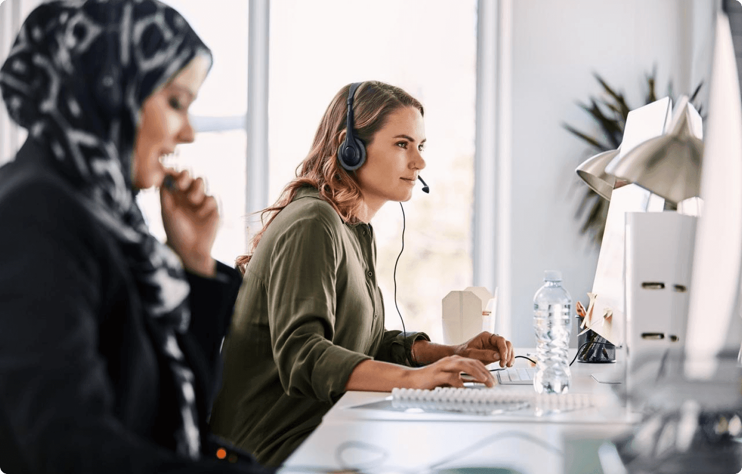 Agents resolve a customer question with the help of complete customer context preservation.