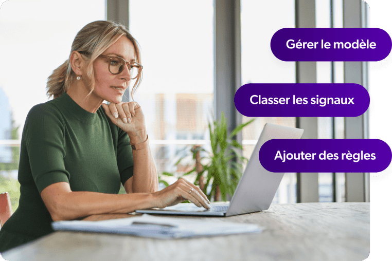 Personne qui recherche à l'ordinateur